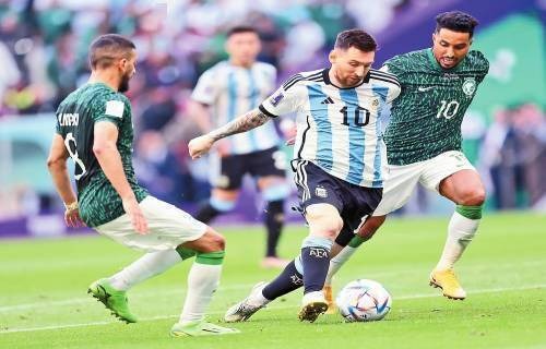 [天下足球]凯恩帽子戏法 拜仁战胜奥格斯堡